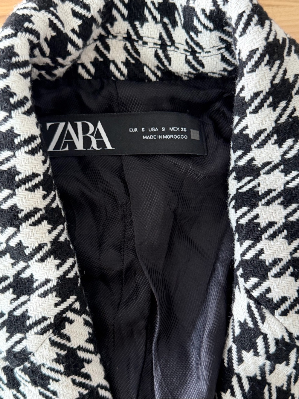 Zara Black & White Houndstooth Double-Breasted Blazer With Gold
Buttons - Picture 5 of 5